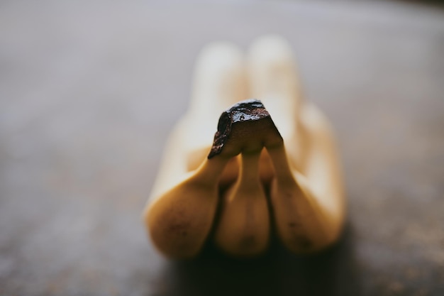 Photo closeup of a bunch of bananas on a brown textured background