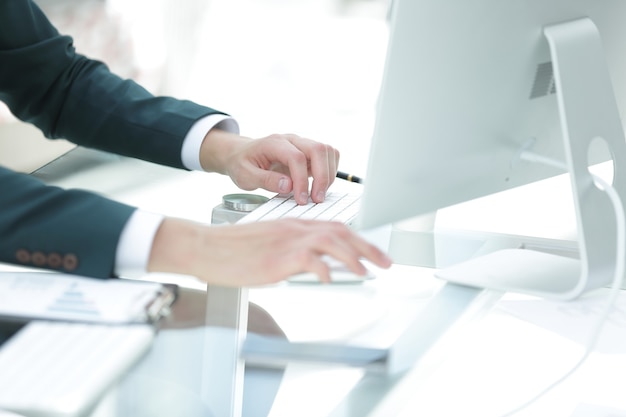 현대 Office.people 및 기술에있는 컴퓨터에서 작동하는 Closeup.businessman.