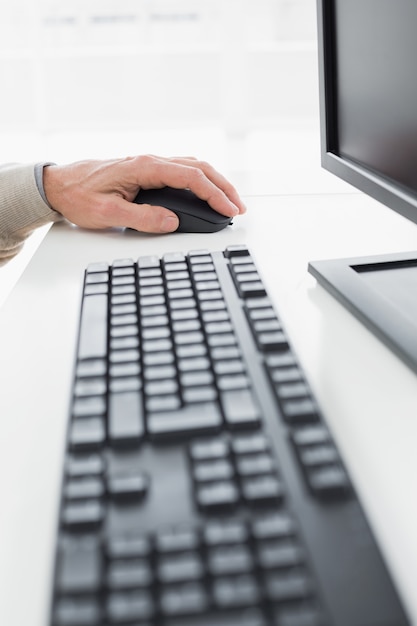 Foto primo piano di una mano di businessmans usando il mouse del computer