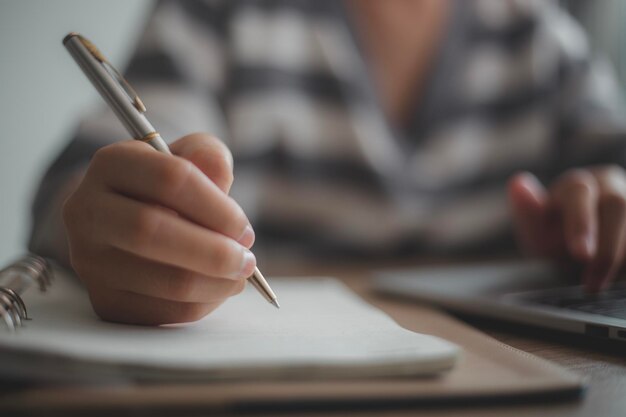 Foto closeup delle mani delle donne d'affari che controllano le finanze, i guadagni e il bilancio dell'azienda con il grafico sulla scrivania dell'ufficio x9