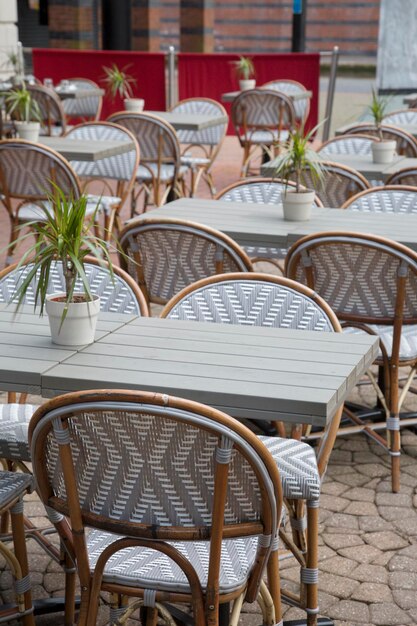 레스토랑에서 카페 테이블과 의자의 근접 촬영