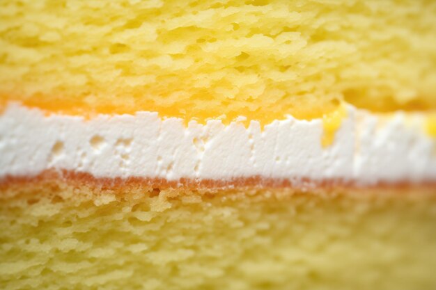 Крупная текстура торта, показывающая сливки и губку
