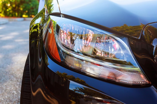 Primo piano dei fari dell'auto ruota faro nero dell'auto