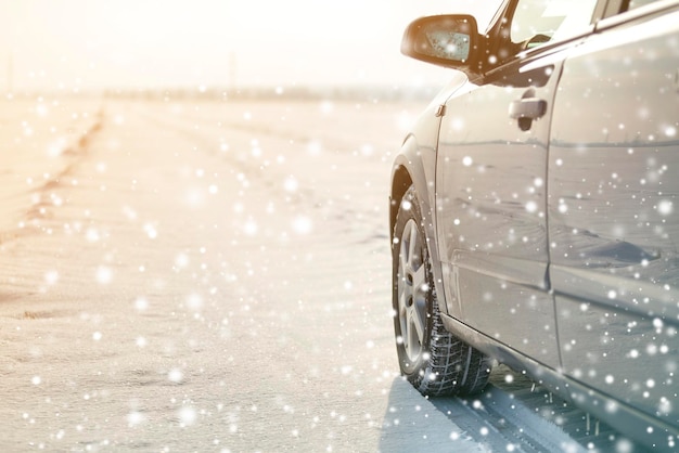 Крупный план резиновых шин автомобильных колес в глубоком зимнем снегу Концепция транспорта и безопасности