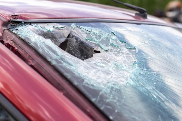 致命的な事故後のフロントガラスが壊れた車のクローズアップ致命的な自動車事故の結果