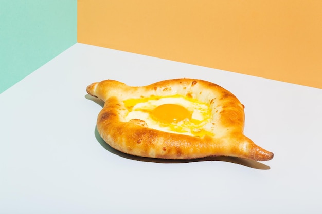 オレンジ色の背景に卵と白人フラットブレッドアジャール人ハチャプリのクローズアップ高品質の写真