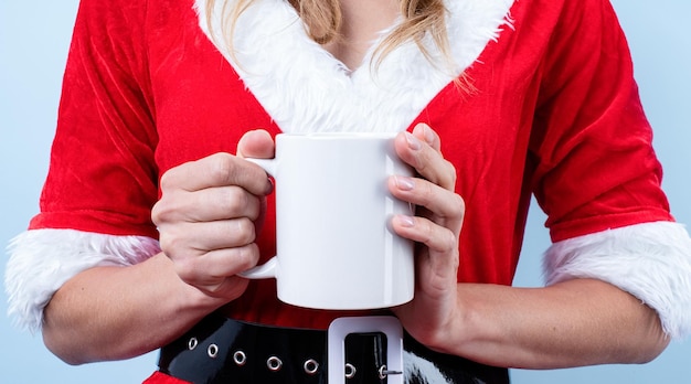 Photo closeup of caucasian happy woman wearing santa clothes holding white mug