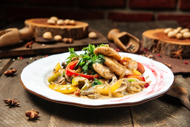 Primo piano sul petto di pollo con salsa di funghi e verdure