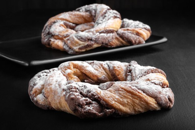 Closeup chocolade koekjes ringen bestrooid met poedersuiker