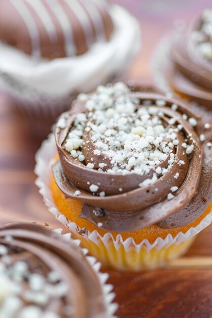 Primo piano di cupcake al cioccolato con glassa di crema di mousse al cioccolato