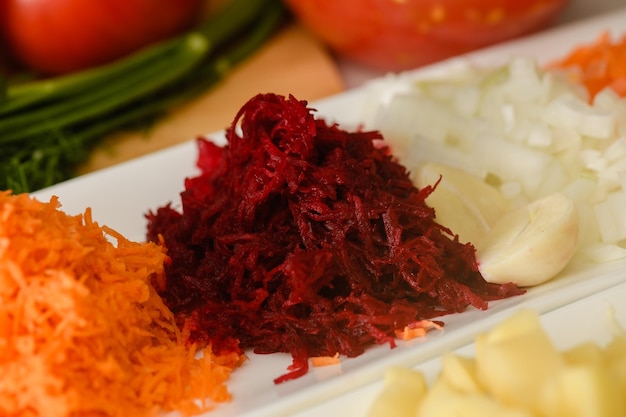 Primo piano di barbabietole tritate per fare il tradizionale borscht ucraino