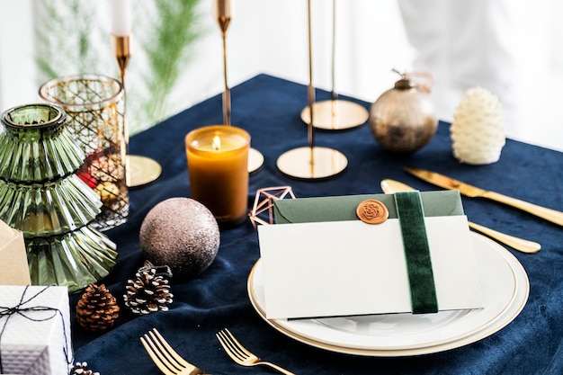 Photo closeup of a christmas dining table setting