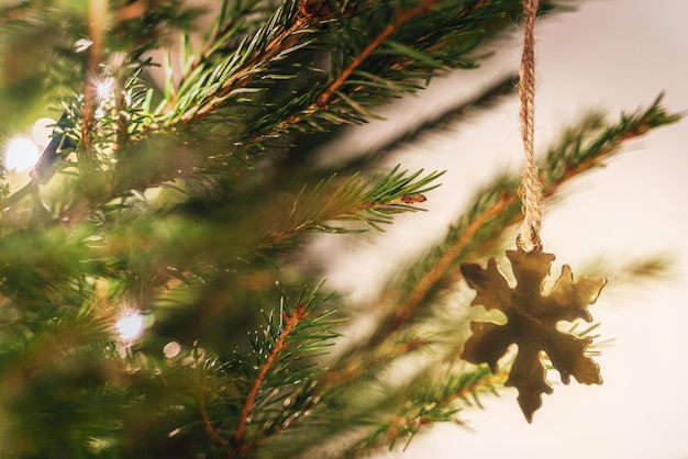 Primo piano dell'albero di natale con decorazioni e lucine