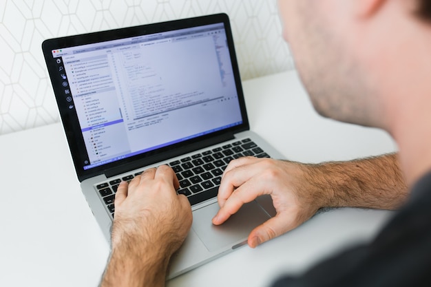 Макрофотография кодирование на экране, человек руки, кодирование HTML и программирование на экране ноутбука, разработка веб, разработчик