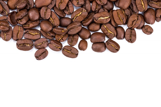 白い背景の上のコーヒー豆のクローズアップ。コピースペース