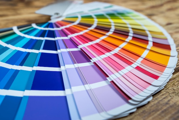 Foto primo piano sulla guida alla tavolozza dei colori per la stampa e la pitturaguida alla tavolozza dei colori del catalogo colorato dei campioni di vernice