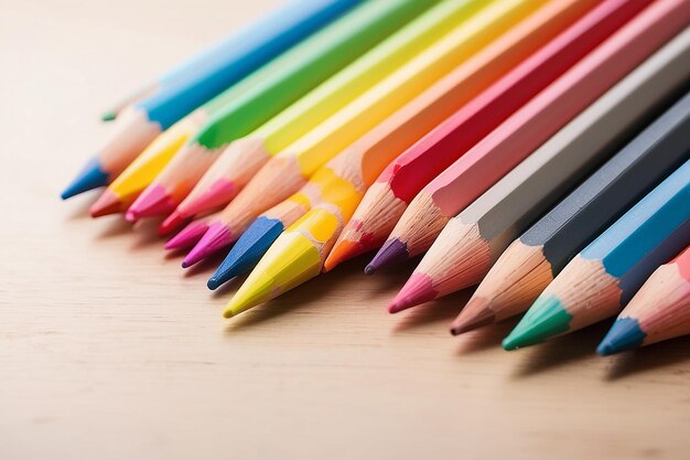Крупный цветный карандаш обратно в школу концепция