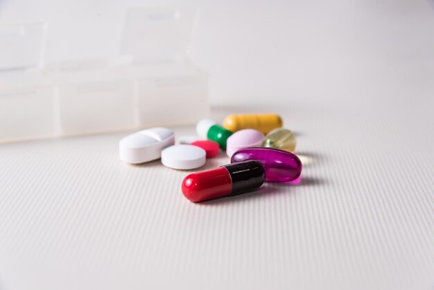 Крупный план цветных таблеток лекарственной пандемической концепции здоровья и хорошего самочувствия