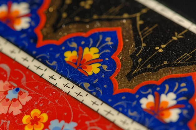 Крупный план красочной художественной росписи на коробке Средняя Азия Узбекистан