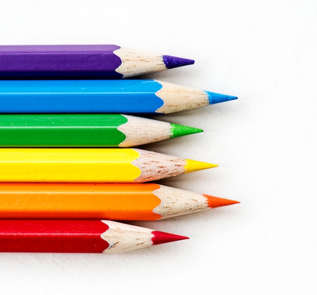 カラフルな色鉛筆の文房具のクローズアップ
