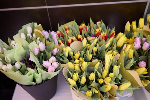 多くの異なる花ゼリーとクローズアップカラフルな春の花束