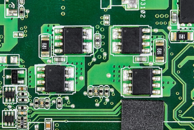 Primo piano di chip per computer su una parte del circuito stampato elettronico