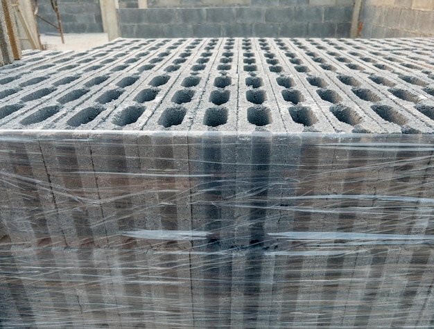 Крупный план бетонного блока с полиэтиленовой пленкой