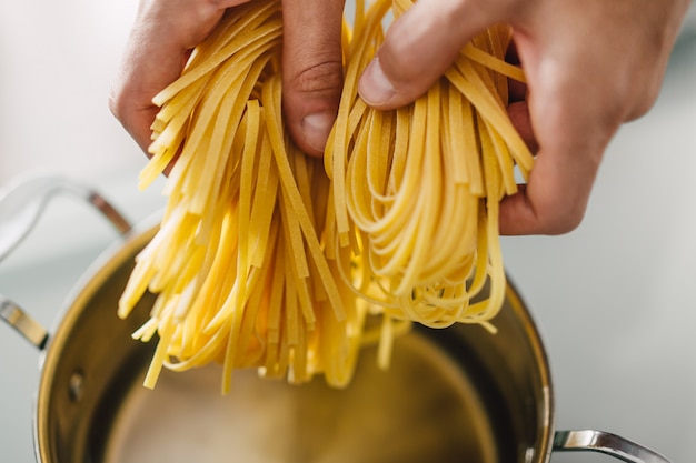 Primo piano di cottura della pasta saporita