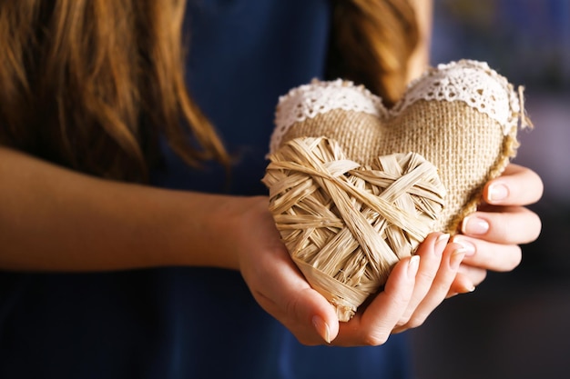 Primo piano di cuori artigianali in mani femminili