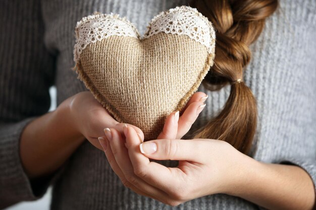 Foto primo piano di cuori artigianali in mani femminili