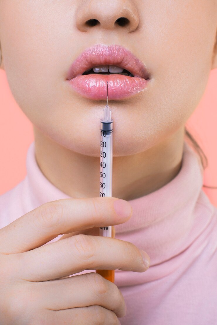입술 근처 약의 주입을 보여주는 블라우스에 근접 촬영 자르기 젊은 여자