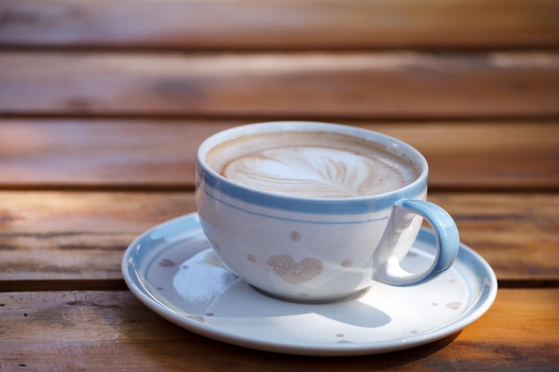 Closeup tazza di caffè latte su legno messa a fuoco selettiva