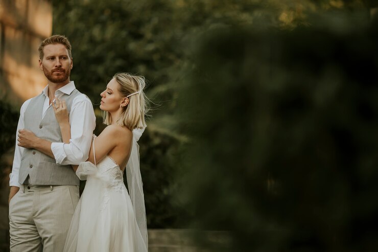 Photo closeup of the cute young newlywed couple standing in the park