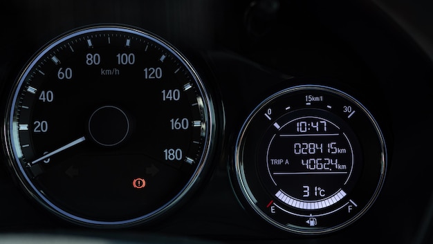 Foto tabellino di controllo di primo piano dell'auto di chilometraggio agello di chilometro quando si parcheggia e si applica il freno a mano