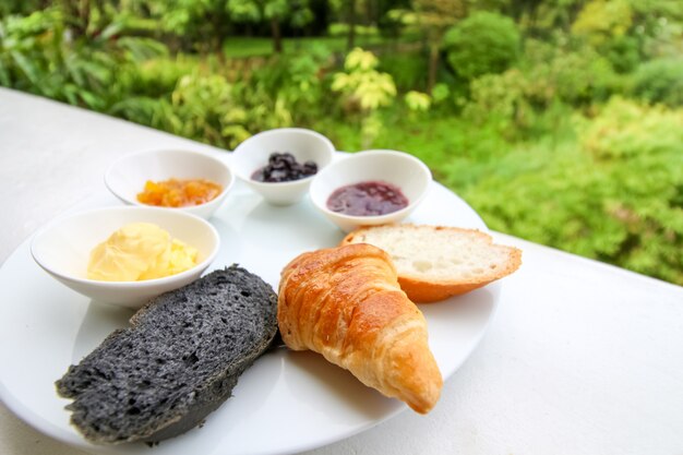 おいしい朝食セット、様々なパンとジャムのクローズアップ