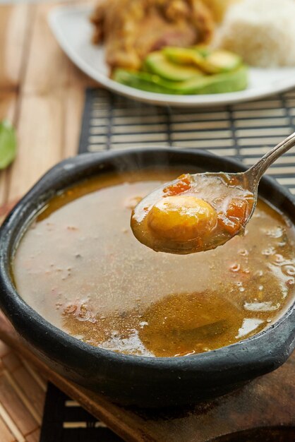 木製のテーブルでおいしい食べ物のクローズ アップ