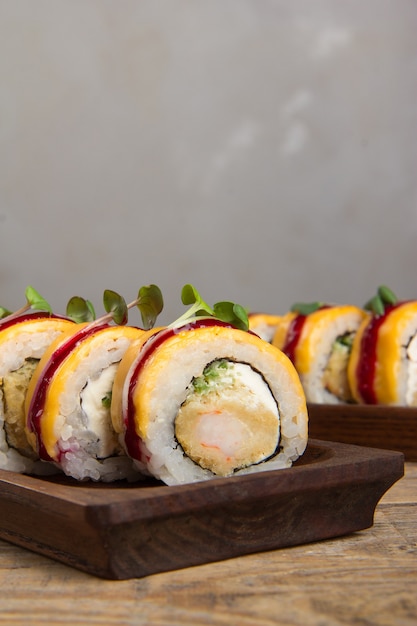 Foto primo piano di delizioso cibo giapponese con rotolo di sushi