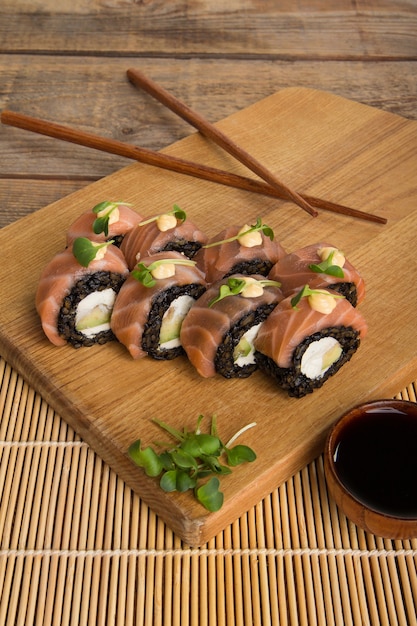 Foto primo piano di delizioso cibo giapponese con rotolo di sushi