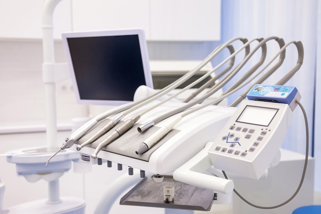 Крупный план стоматологического оборудования в кабинете стоматологии в новом современном офисе стоматологической клиники Фон внутренних стоматологических принадлежностей