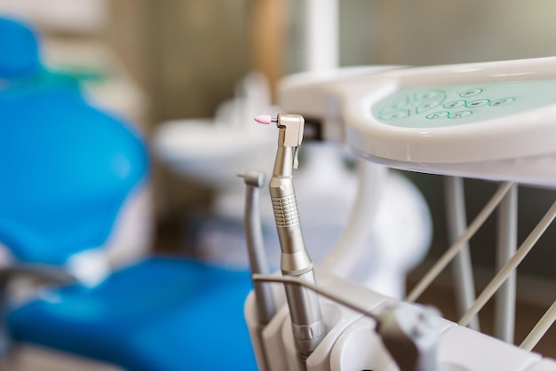 Primo piano dentale turbina ad alta velocità lavoro dentale in clinica operazione sostituzione del dente medicina salute stomatologia concetto ufficio dove il dentista conduce l'ispezione e conclude