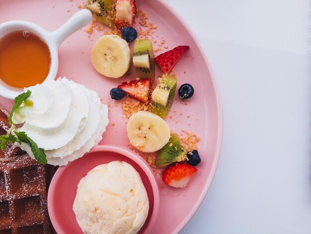 Photo a closeup dessert dish with including sweet elements on the pink plate