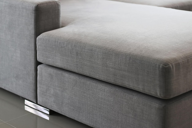 Деталь крупного плана мебели, серый диван в гостиной.