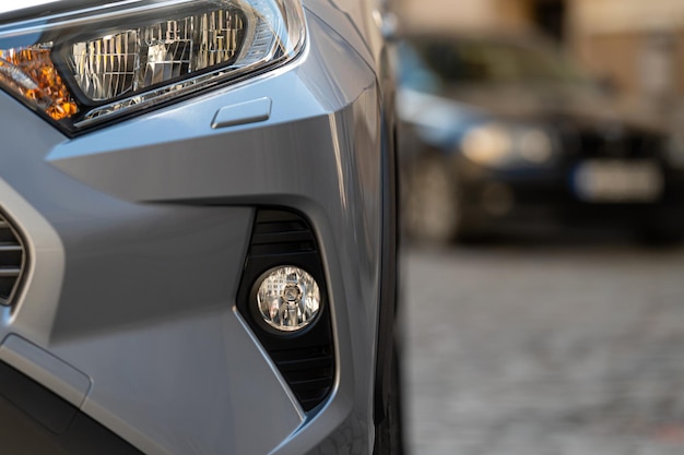 Foto particolare del primo piano sul faro della parte moderna dell'automobile del paraurti anteriore