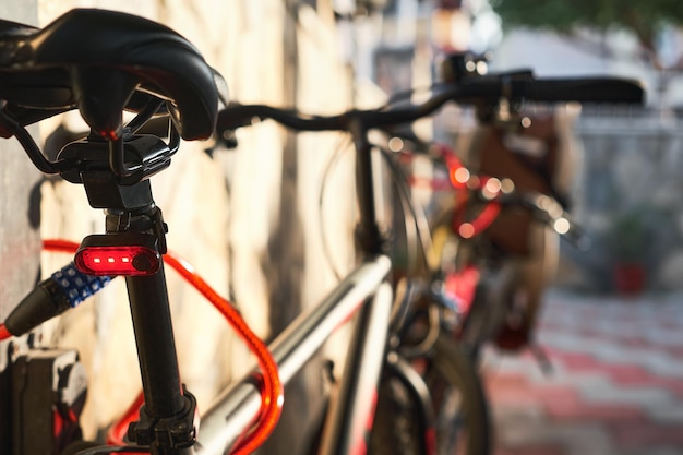 Il primo piano dei dettagli e la luce di una bici da città sportiva messa a fuoco selettiva sfondo sfocato l'idea di uno stile di vita sportivo e sano