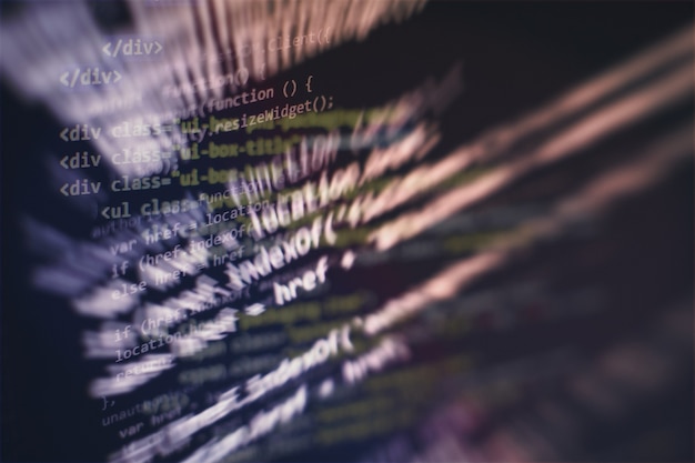 プログラミングとコーディング技術を開発するクローズアップ。オフィスでウェブサイトのコードに取り組んでいる開発者。
