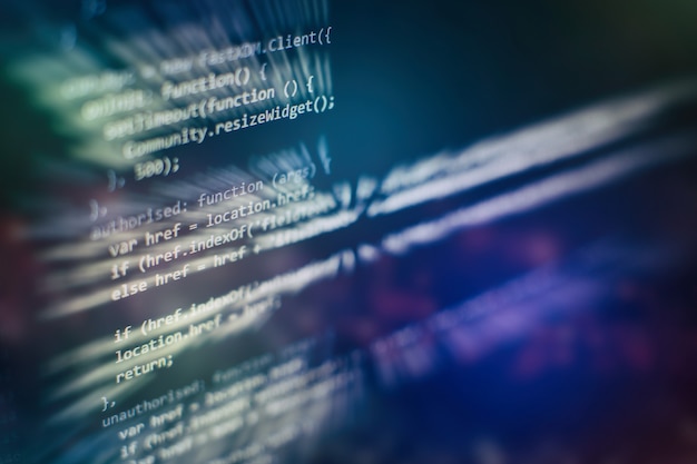プログラミングとコーディング技術を開発するクローズアップ。オフィスでウェブサイトのコードに取り組んでいる開発者。