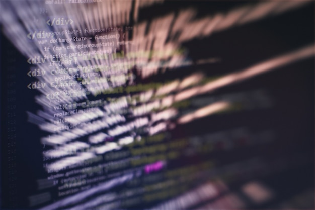 プログラミングとコーディング技術を開発するクローズアップ。オフィスでウェブサイトのコードに取り組んでいる開発者。
