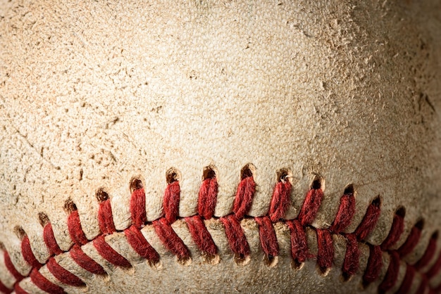 Foto primo piano di una palla da baseball sporca