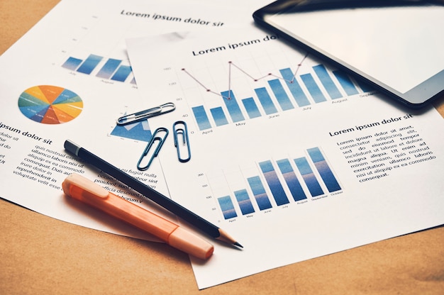 금융 통계의 근접 촬영 문서 그래프, 차트, 태블릿 더미. 비즈니스 분석 개념