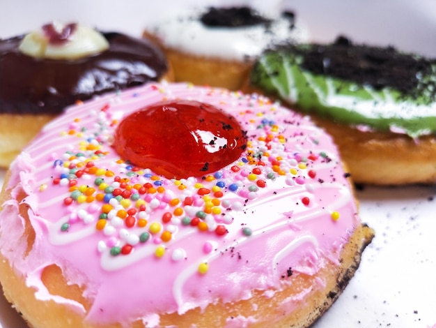 Un primo piano di una ciambella piena di sapore e colore